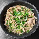 キャンプにも☆もやしと豚肉のピリ辛フライパン蒸し